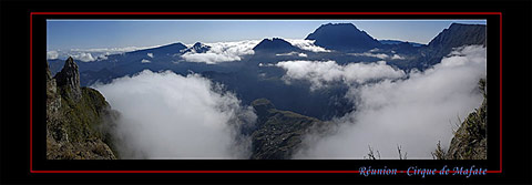 photo panoramique de sommets de montagnes dans les nuages. La Réunion - océan Indien